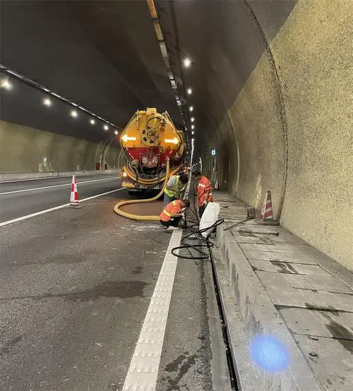 灌云隧道排水渠清淤